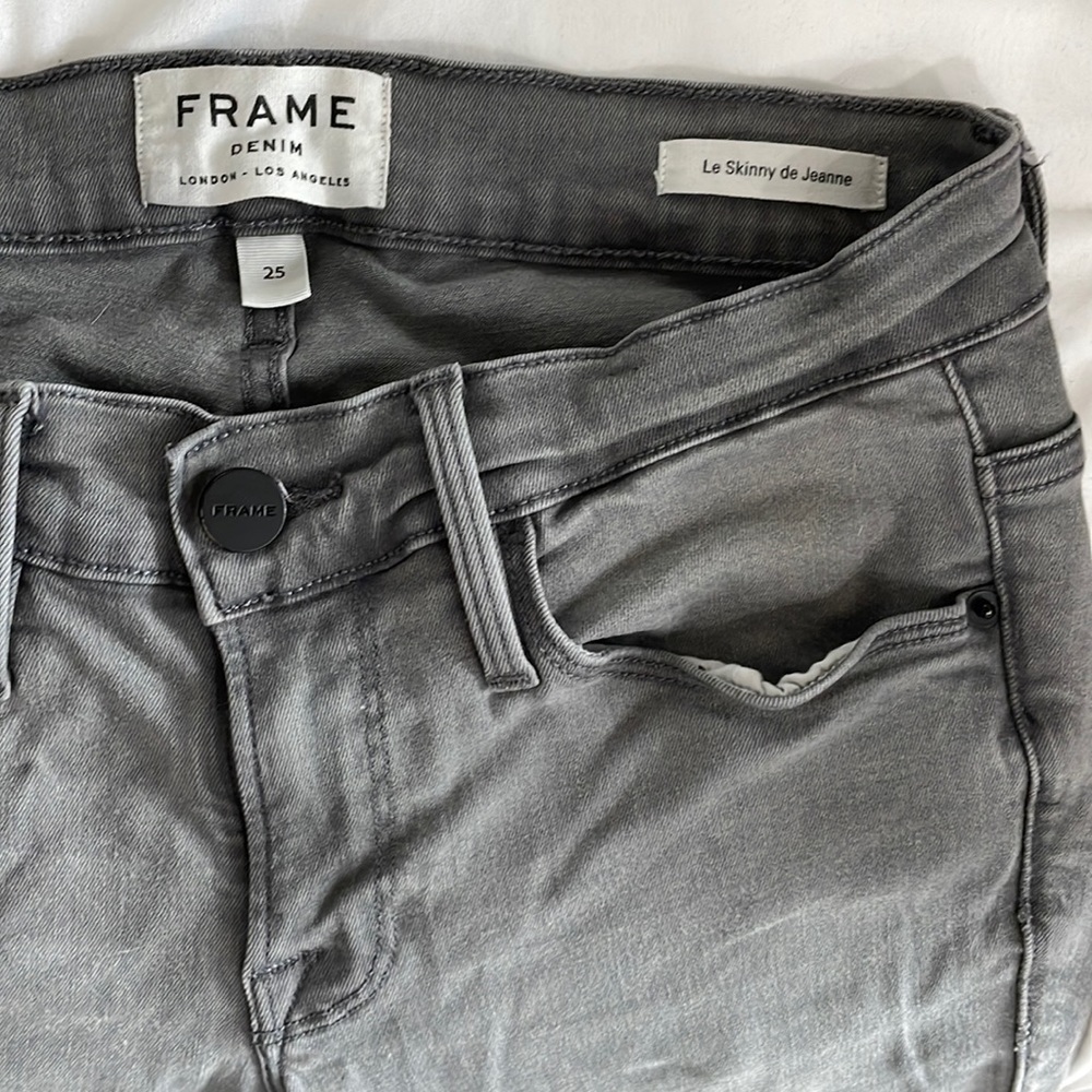 Frame Denim skinny jeans. Grey color. Super stretchy.